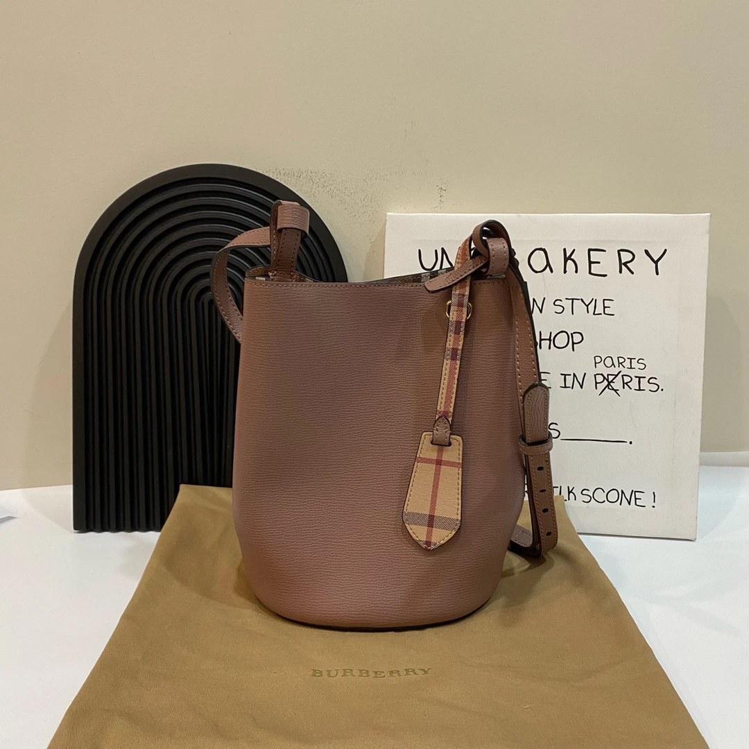 95新 BURBERRY/博柏利 【蔡包紫】98新burberry水桶包6455685