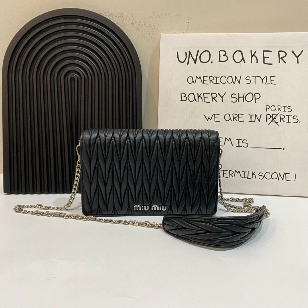 95新 MIU MIU/缪缪 【蔡包紫】98新MIUMIU黑银链条斜挎包6455667