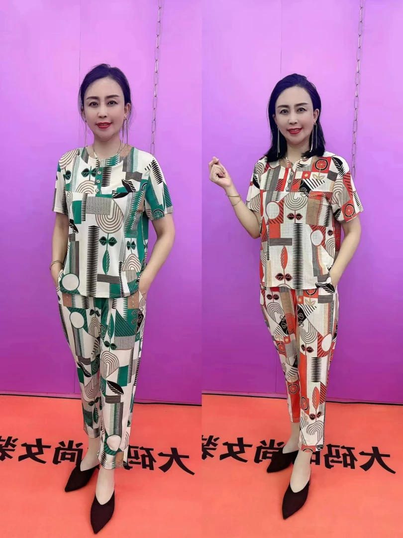 三扣方块冰沙短袖加裤子
