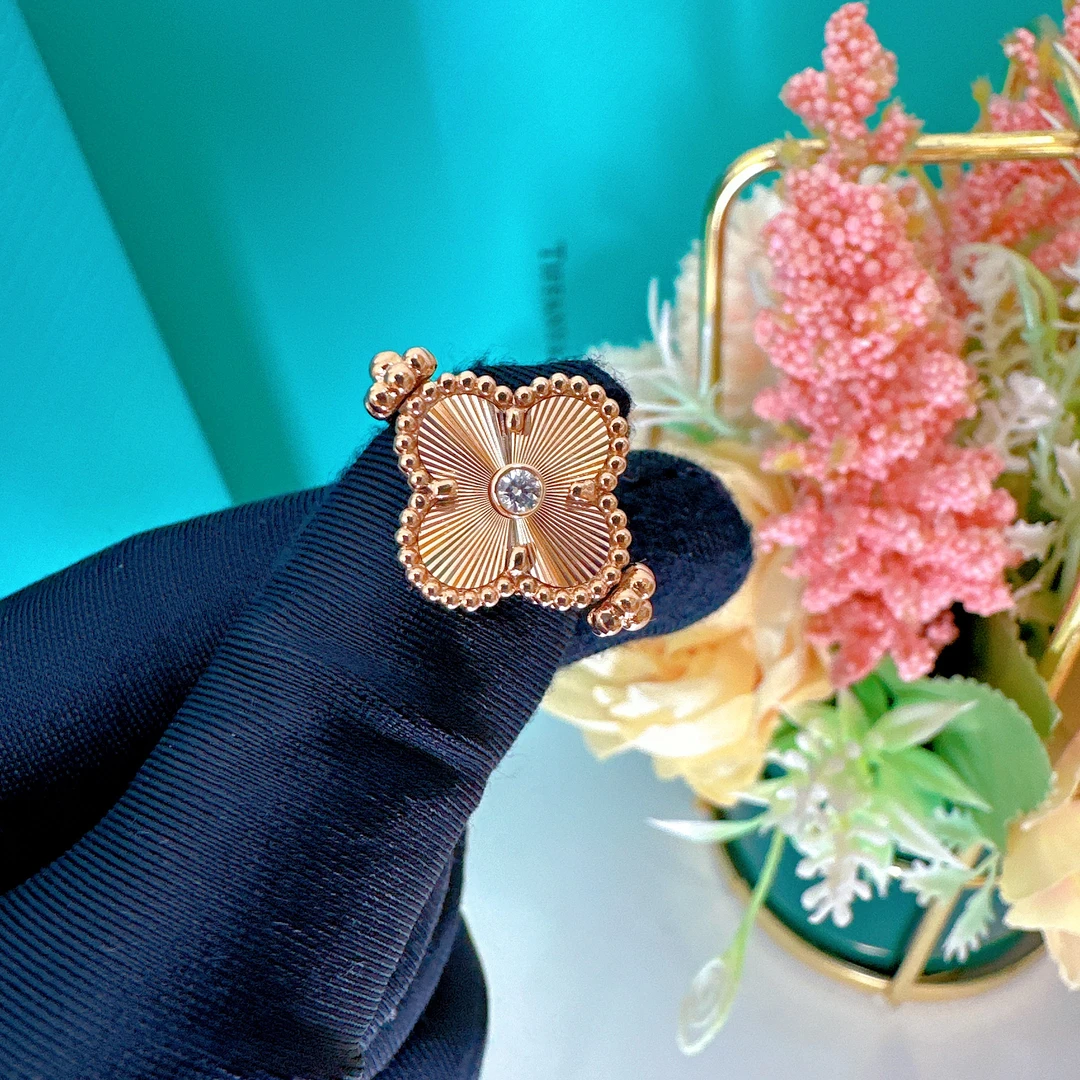 18k金镭射钻石双面戒指四叶草镭射戒指重金版（8.5克以上）