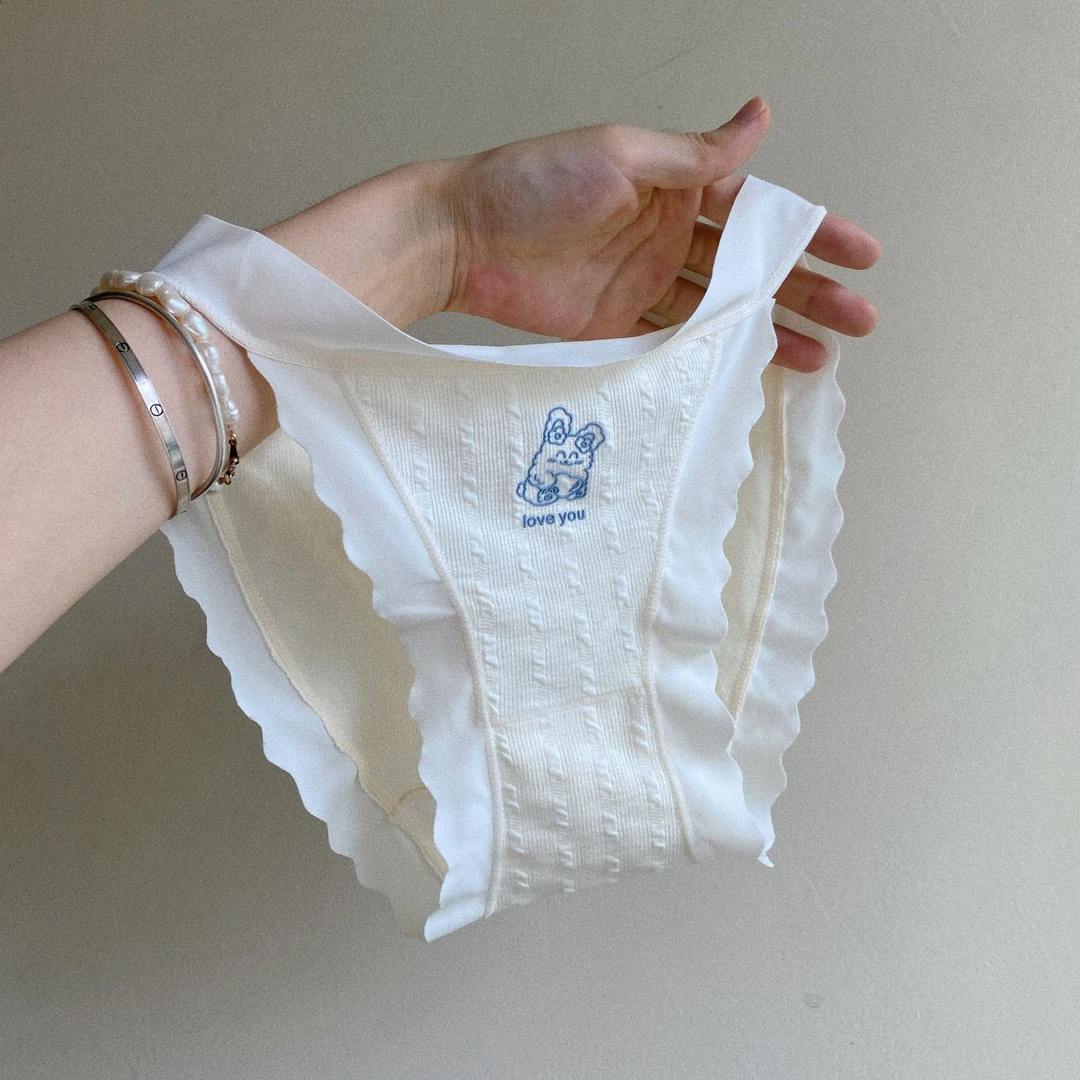 高开叉柔软舒适无痕女士内裤女春夏新款性感纯欲中腰女士三角裤