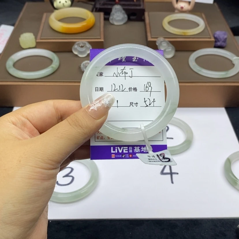 【闪购商品】石英质玉手镯未镶嵌小**?