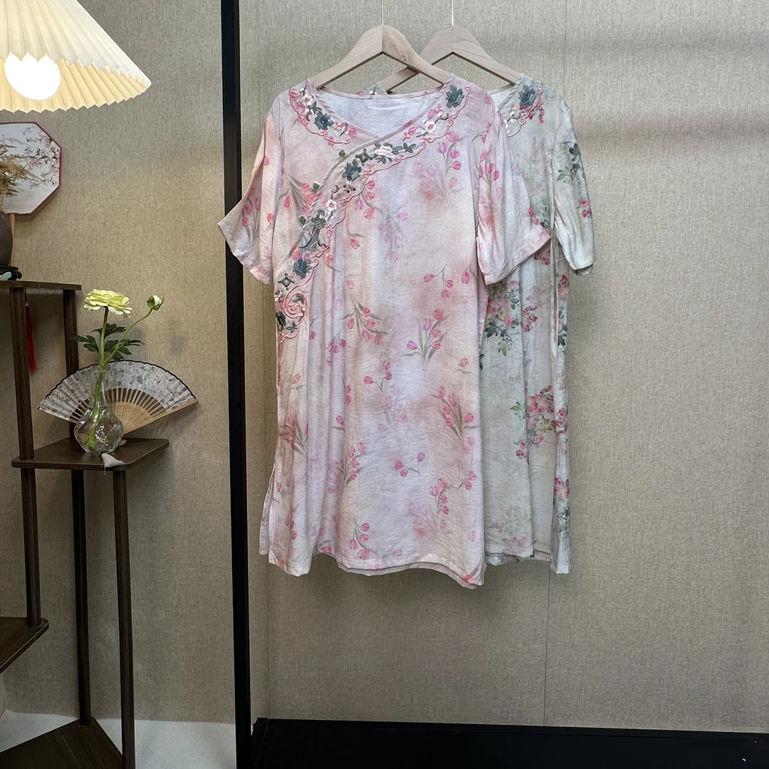 2024夏季新款胖妹妹遮肉显瘦文艺范刺绣印花玉石扣斜襟中长款上衣