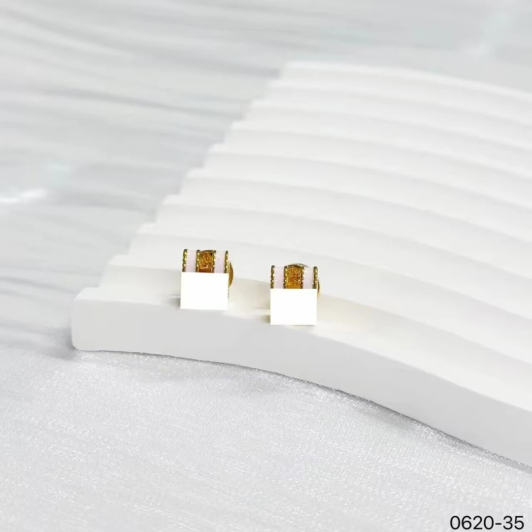 铜合金耳饰 0620时尚气质百搭百搭小众简约日常精致浅粉色耳钉