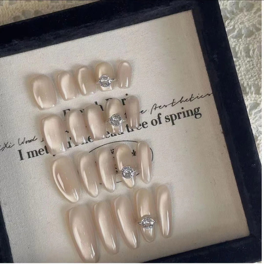 15 克拉恋人“Kara in Love”温柔裸色百搭穿戴甲