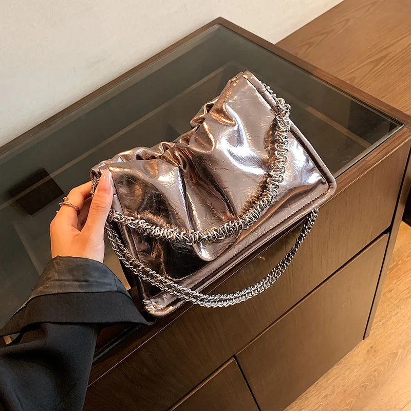 银色小众褶皱包包女夏季2023新款潮酷链条腋下包百搭单肩斜挎包
