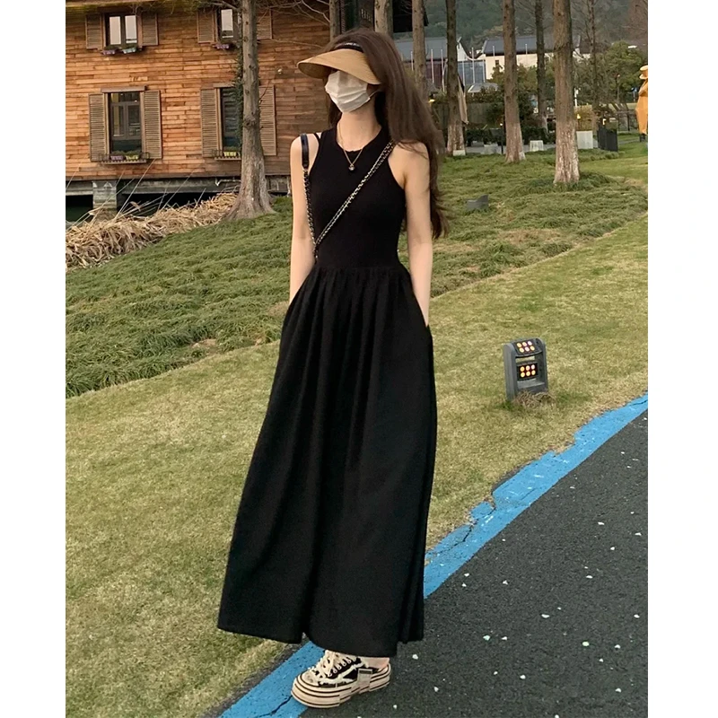 黑色赫本风连衣裙新款女2025夏季法式无袖背心茶歇吊带小黑裙