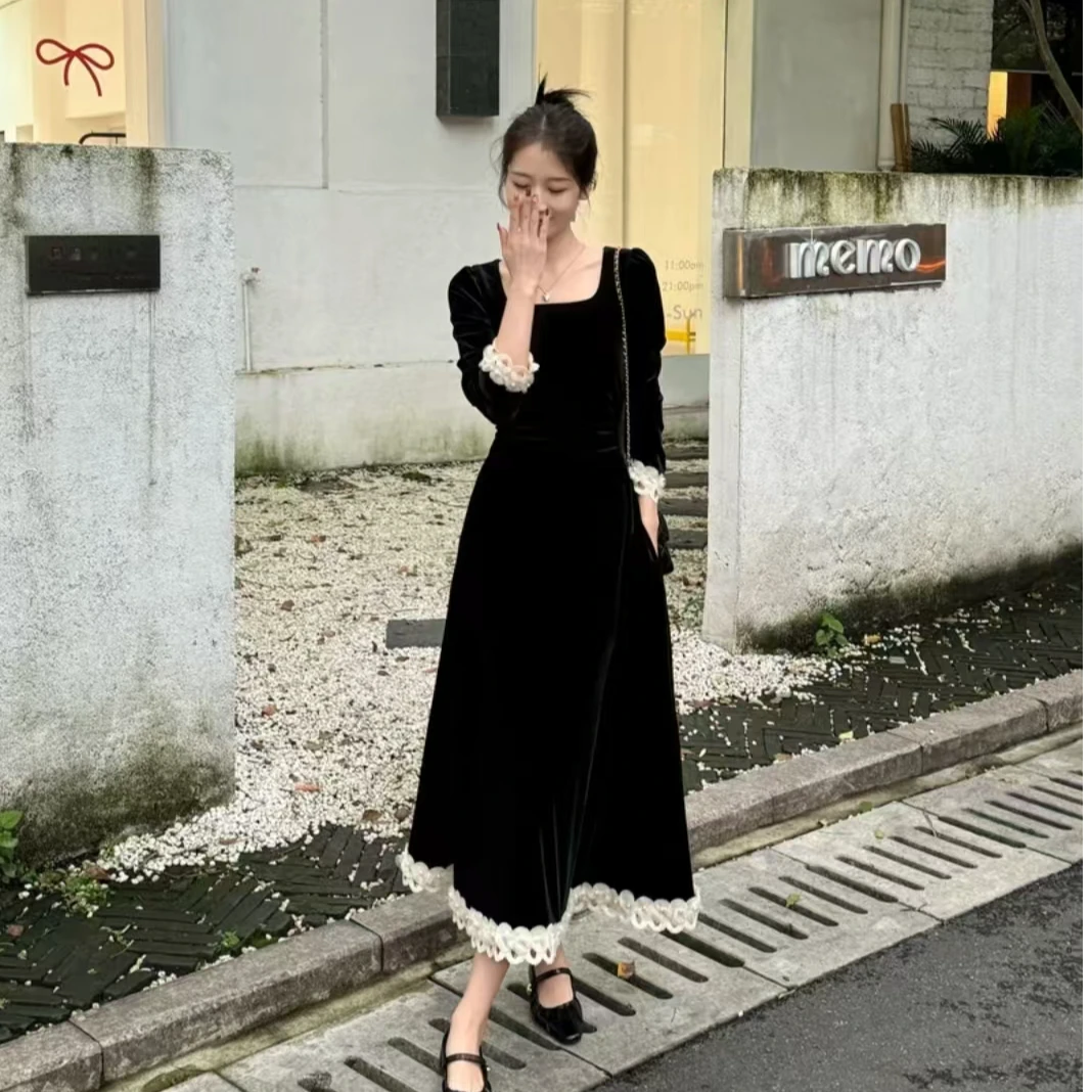 秋冬气质新款长款法式赫本风长袖方领丝绒黑色显瘦拼接连衣裙长裙