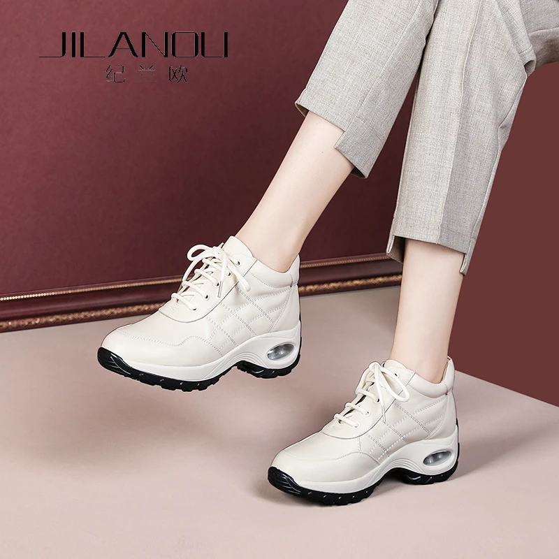 旅游鞋女新款2025春秋真皮马丁靴厚底妈妈短靴中老年软底舒适女鞋