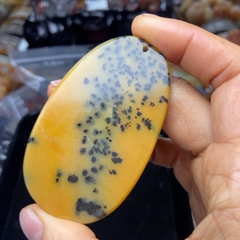【闪购商品】石英质玉(黄龙玉)颈饰未镶嵌
