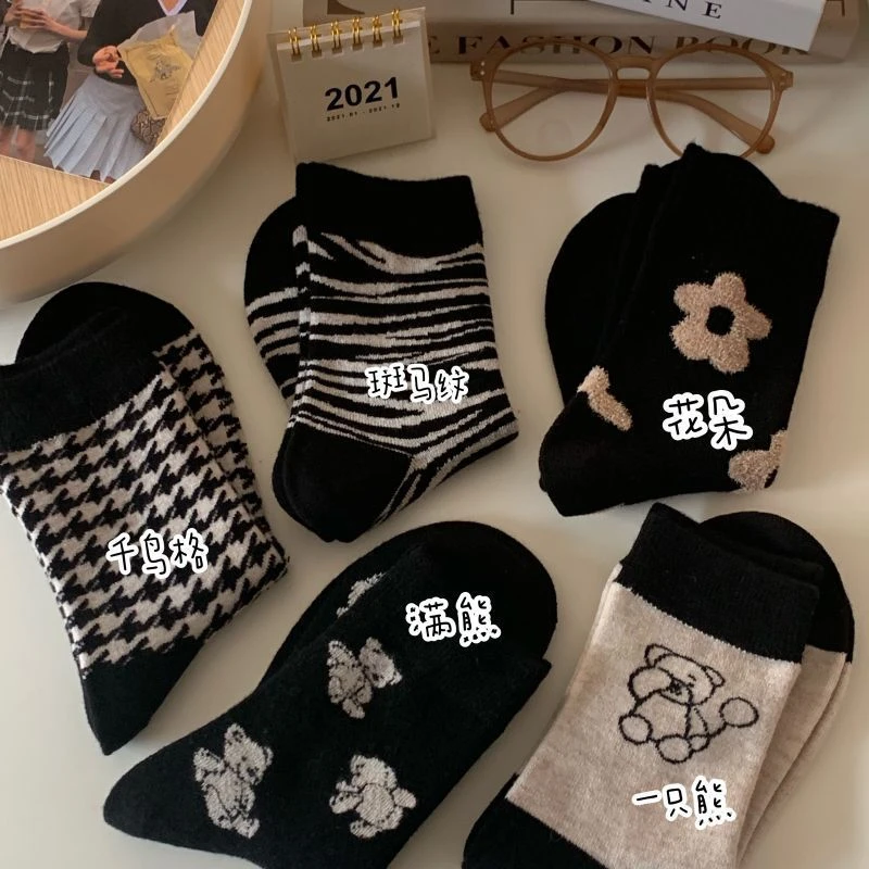 黑色花朵袜子女秋冬季中筒袜日系可爱小熊格纹保暖堆堆袜春秋款