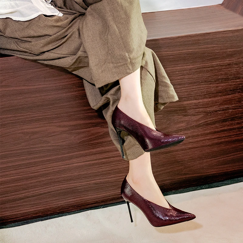 欧美高跟鞋女2025年春新款V口尖头单鞋女细跟女巫鞋不累脚奶奶鞋