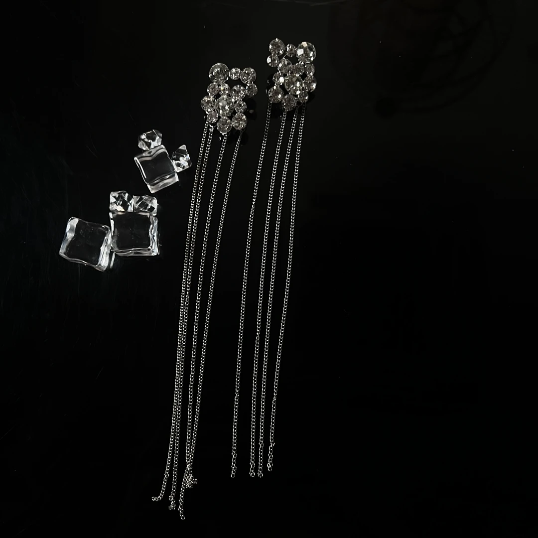 铜合金耳饰 银色锆石长款流苏晨袍外景5660