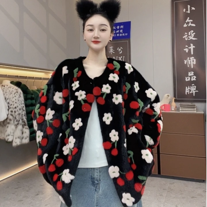 LAIXI/莱兮设计师原创风格重工扣花时尚百搭女士水貂外套衣长66CM