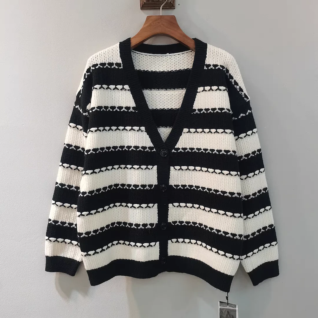 麦寻女装秋款洋气撞色v领条纹毛衣宽松版针织外套女MYKXP002