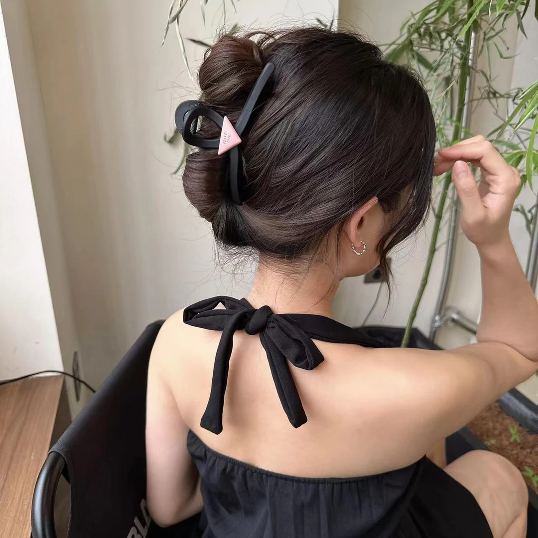粉色爱心三角抓夹高级感鲨鱼夹盘发发夹发饰女