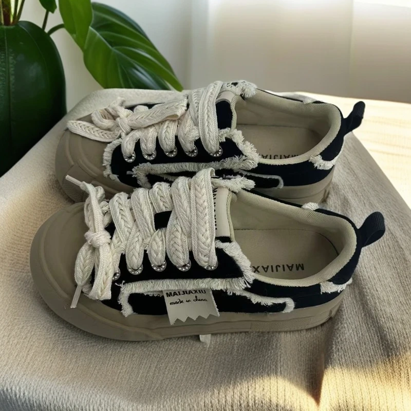 JH1688-1 女款设计毛边厚底圆头帆布百搭休闲鞋（黑色）