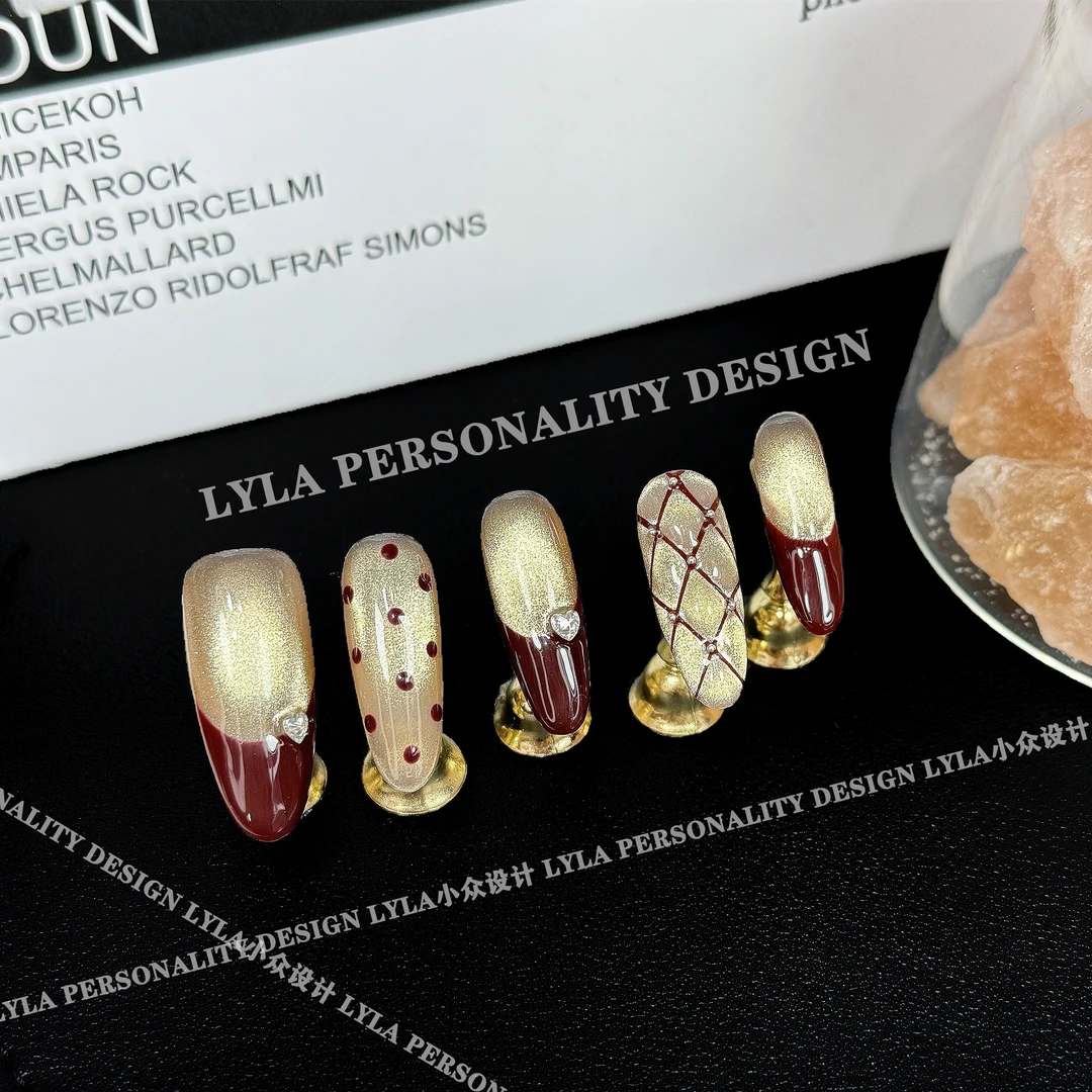 【一夕千念】纯手工穿戴甲猫眼立体浮雕假指甲菱格手绘金红色过年战