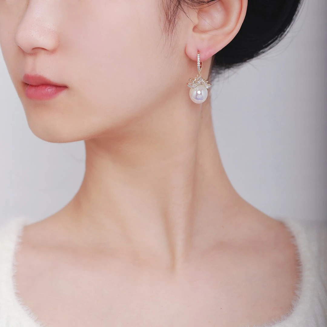 铜合金合成锆石耳饰 【浪漫花镜】白色珠珠花朵吊坠耳环耳扣