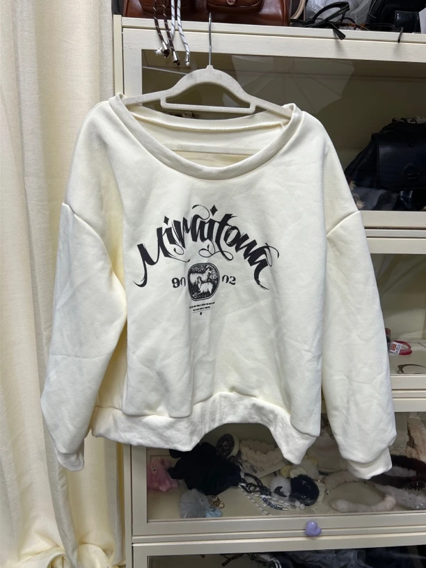 杏色字母印花斜肩上衣