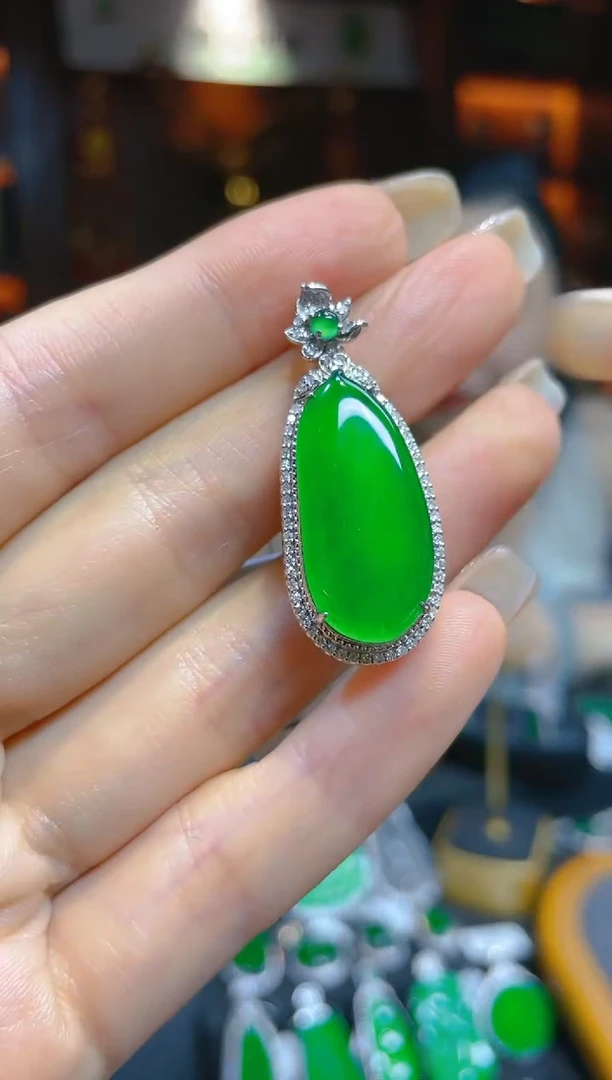 【闪购商品】翡翠颈饰18K金镶嵌102983天然A货翡翠福瓜吊坠