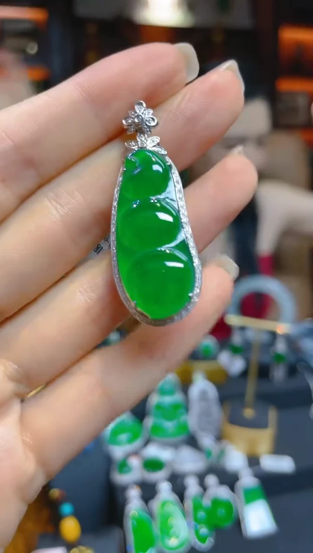 【闪购商品】翡翠颈饰18K金镶嵌104414天然A货翡翠豆子
