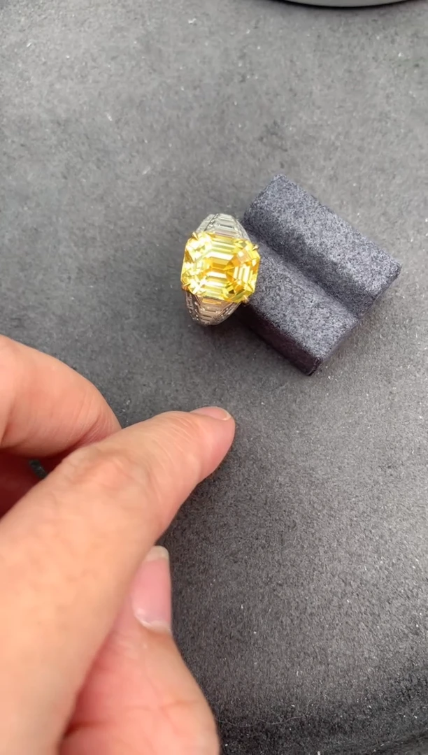 【闪购商品】彩色蓝宝石戒指18K金镶嵌10ct黄蓝宝