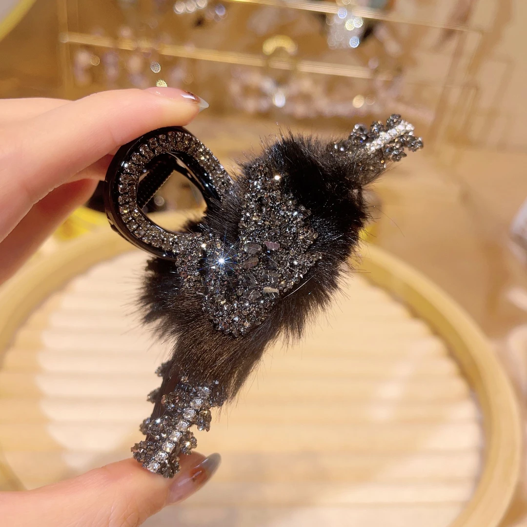 秋冬2024新款镶钻毛毛绒天鹅抓夹女后脑勺高级感鲨鱼夹子头饰发夹