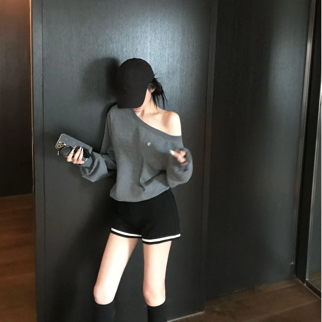 【露思同款】斜肩露肩宽松套头卫衣长袖慵懒松弛感上衣女黑色短裤