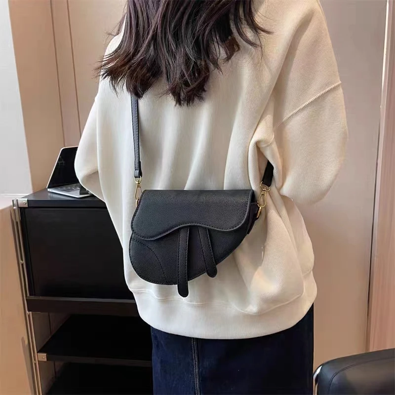 包包女生新款感时尚百搭腋下黑色外出单肩秋冬小众马鞍包小挎包