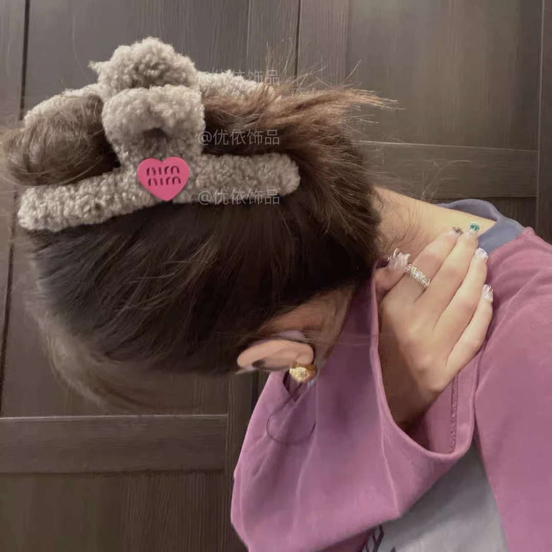 2024新款秋冬毛茸茸发夹百搭毛绒抓夹女鲨鱼夹大号日韩发夹后脑勺