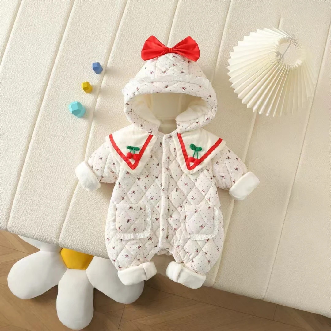 新款婴儿连体衣加棉秋冬季满月百天防寒带帽子公主风爬服哈衣洋气
