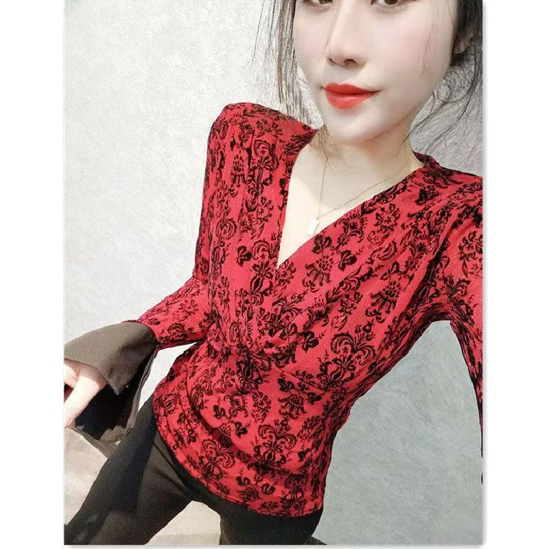 〖猫姐衣橱〗早秋新款植绒提花v领喇叭袖洋气打底上衣3912