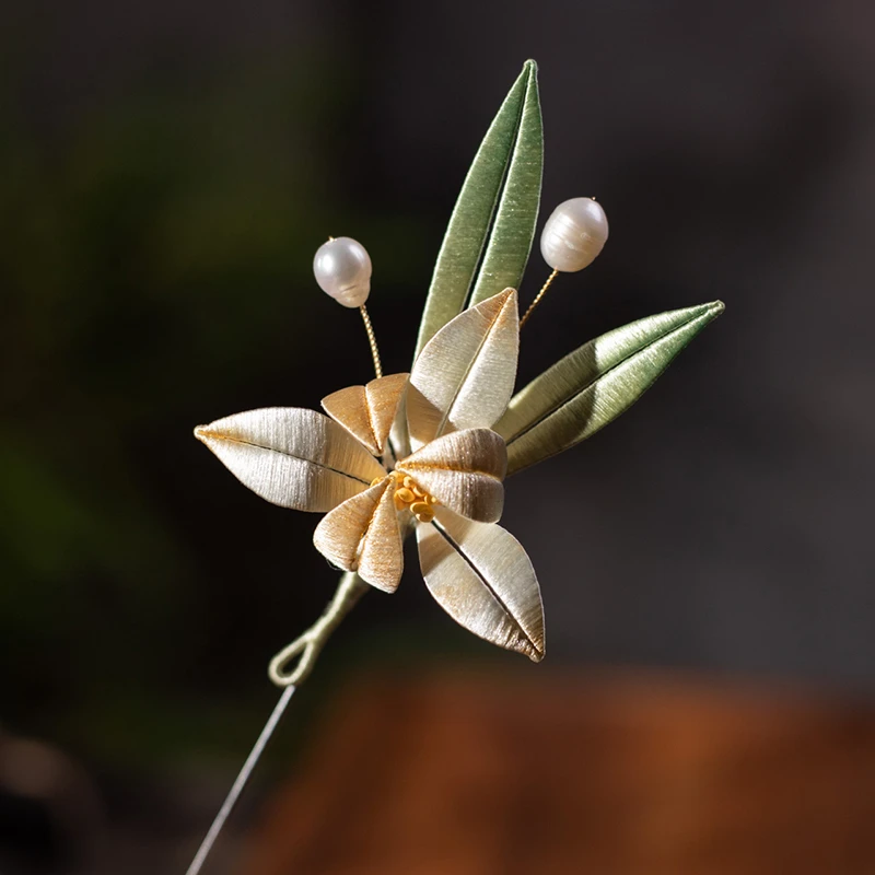 非遗立体缠花桑蚕丝白柔鸢尾花 手工缠花胸针