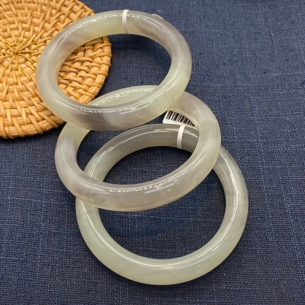 HB244天然和田玉娄兰三彩手镯多样性发其一