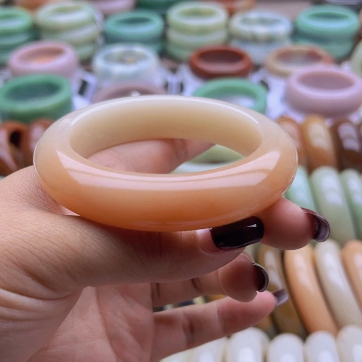 石英质玉手镯未镶嵌?**草