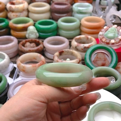 内蒙古霞霞佘太翠手镯