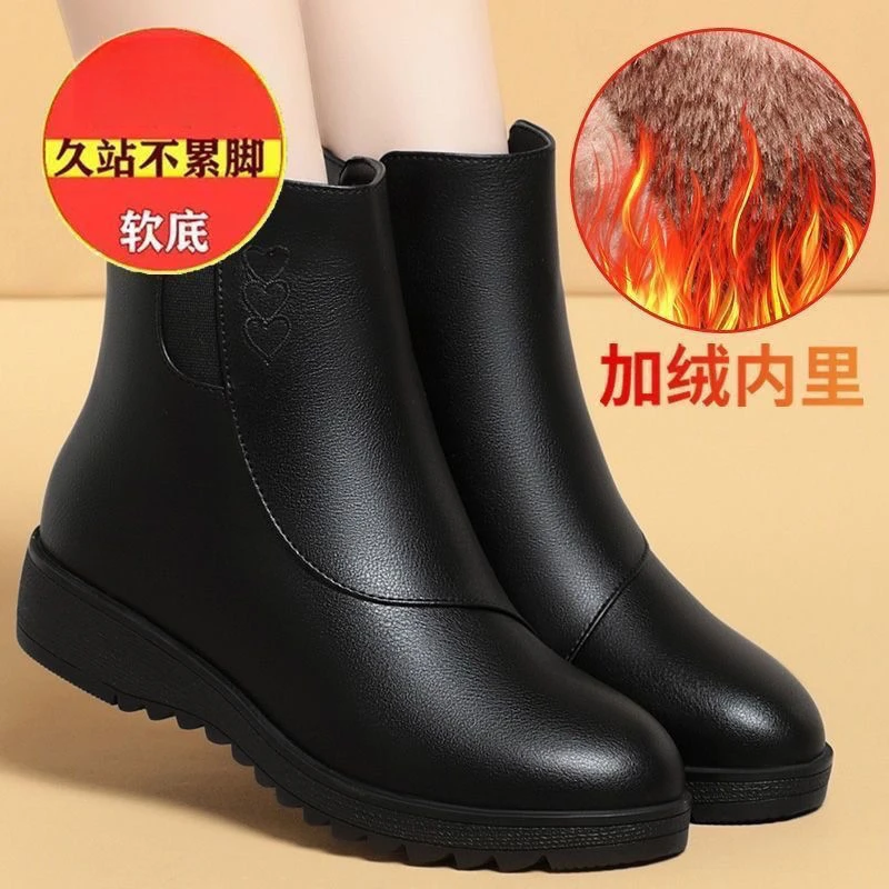 冬款新款鞋妈妈鞋短靴冬季鞋女加绒皮鞋中老年防滑平底女靴b