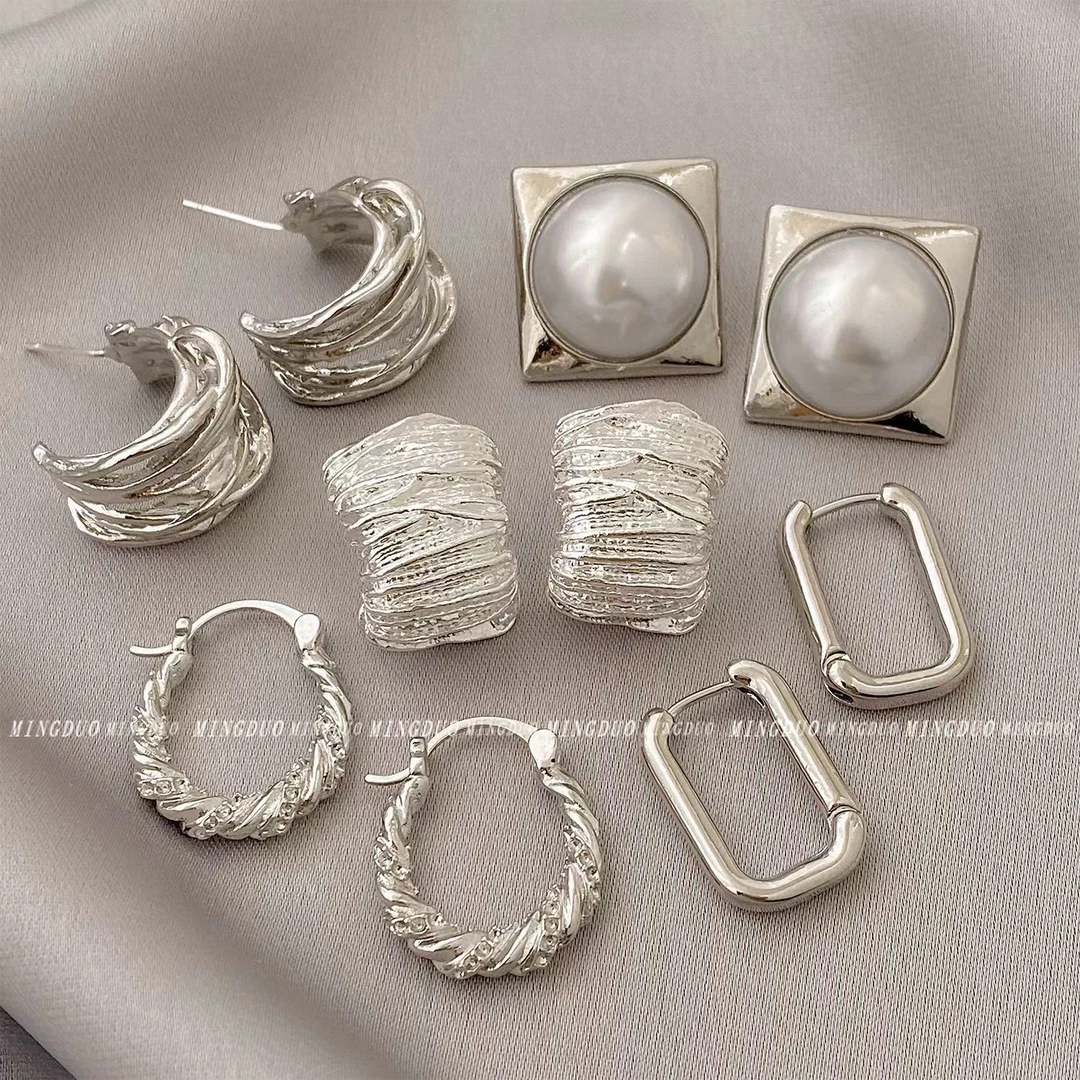 设计高级感冷淡风耳钉2024新款网红气质出游搭配耳饰