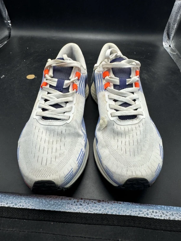 李宁跑鞋39码 鞋面有一处破损