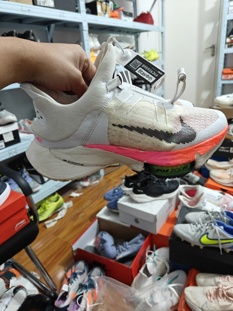 耐克跑鞋43码tempo鞋底小瑕疵
