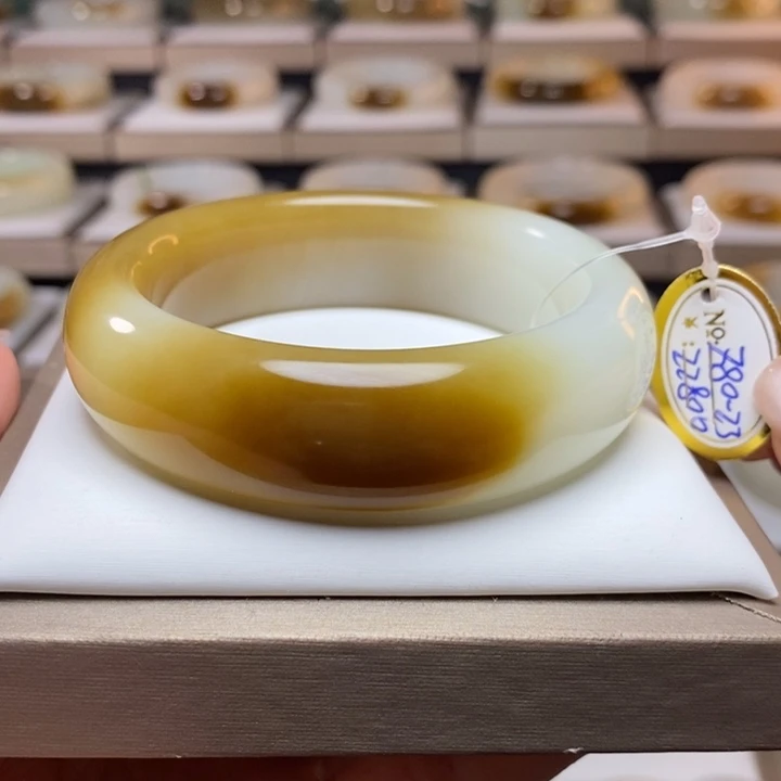 和田玉手镯未镶嵌56 57圈