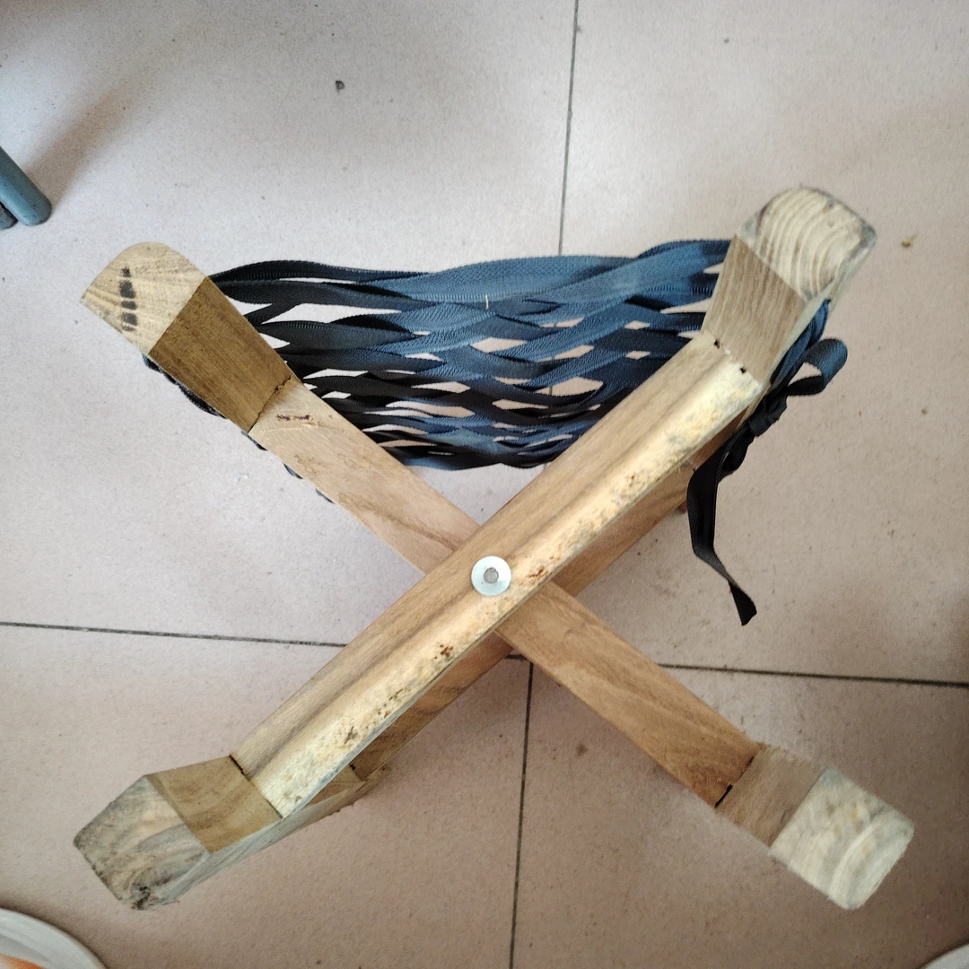 两个装小号马扎闭合高28cm（伸开尺寸长28cm宽13cm高19cm）颜色随机