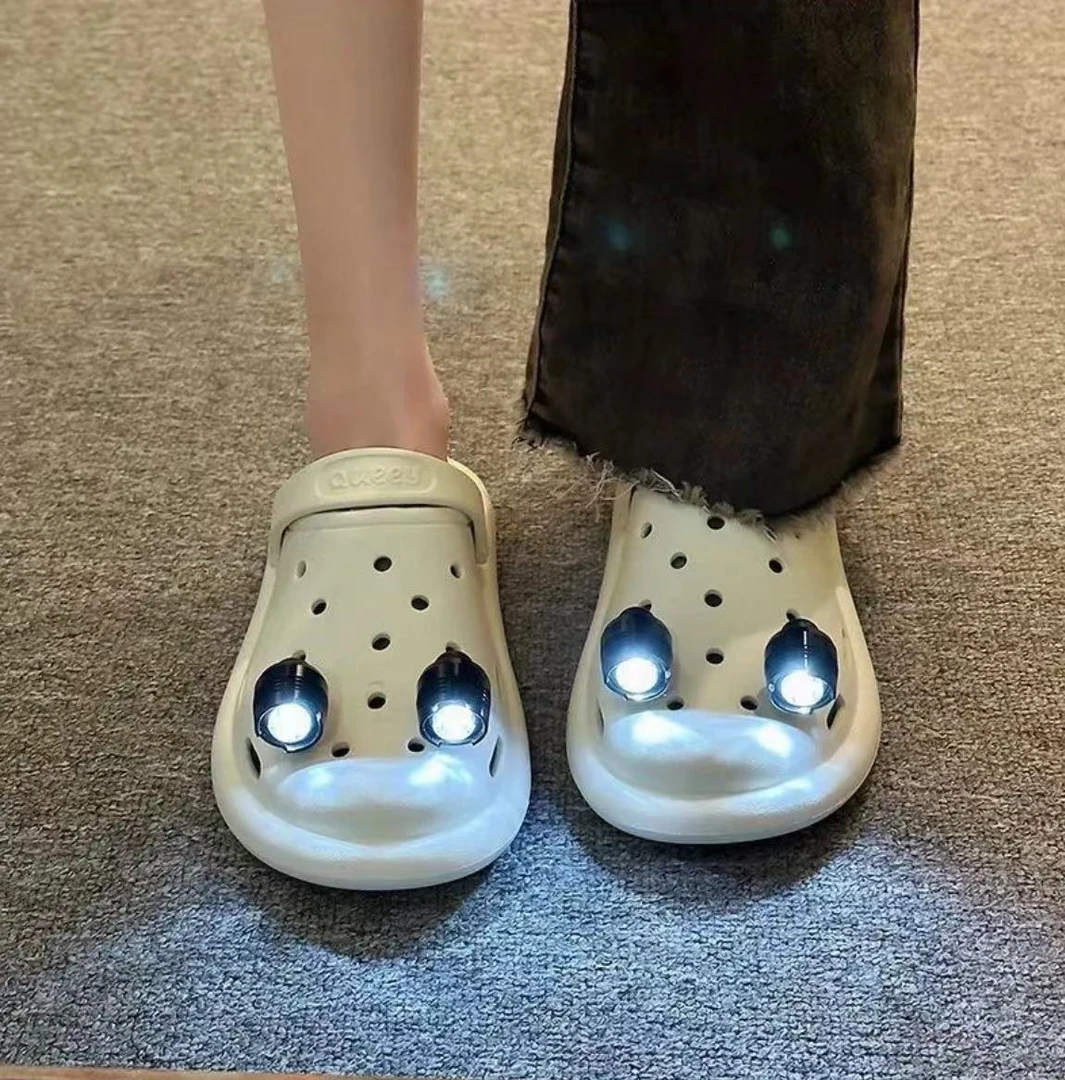 【爱宝】洞洞鞋带灯发光拖鞋搞笑手电外穿照明灯厚软底包头情侣防滑