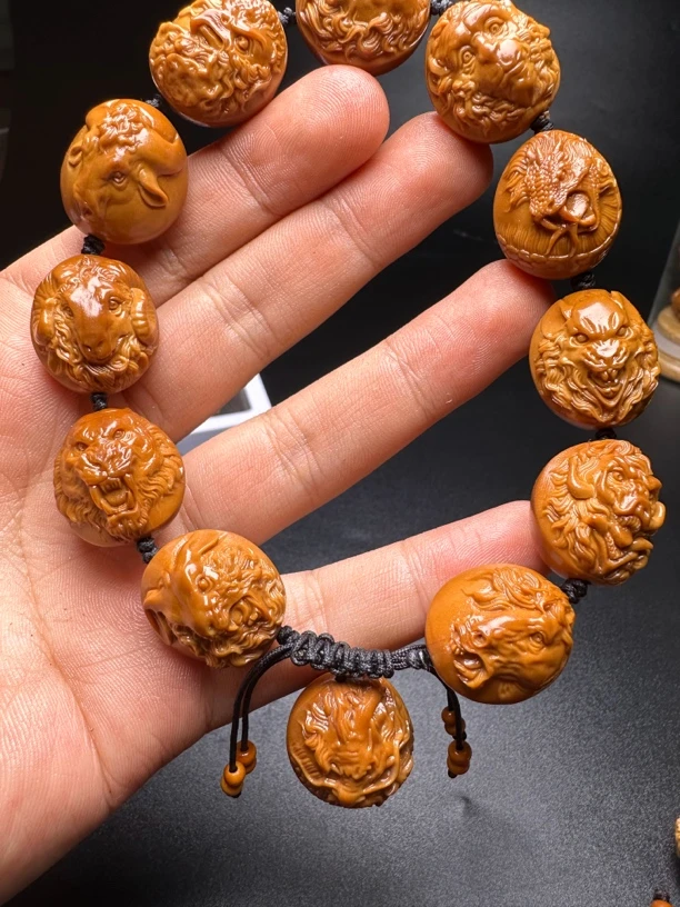 橄榄核雕刻铁核苏工十二生肖