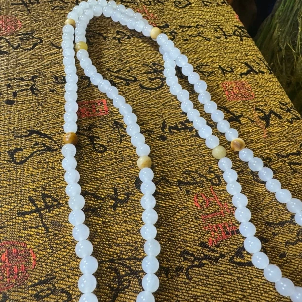 天然和田玉卡四圆珠项链