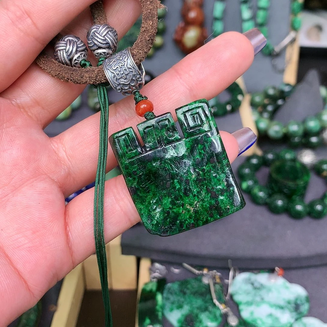 翡翠颈饰未镶嵌漂亮姐姐