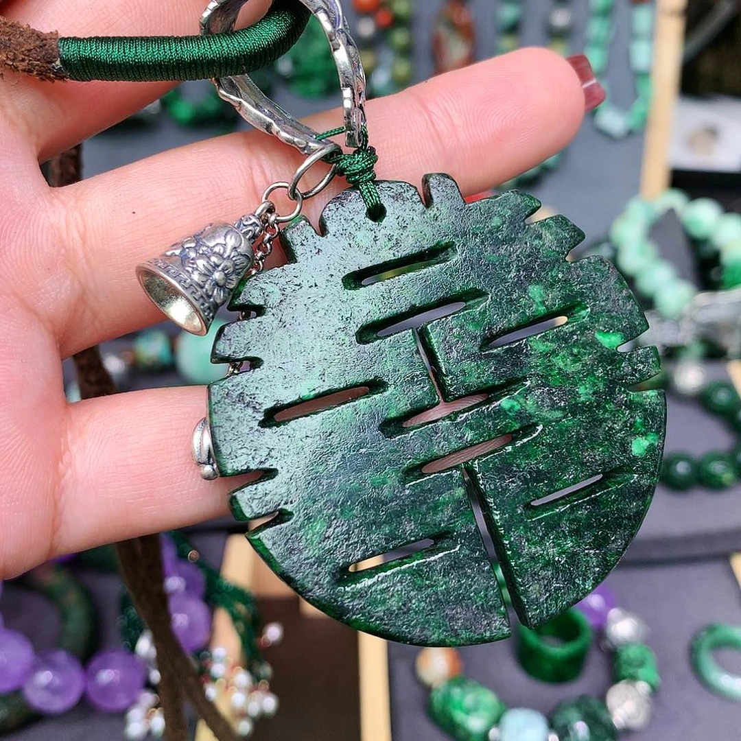 翡翠颈饰未镶嵌漂亮姐姐