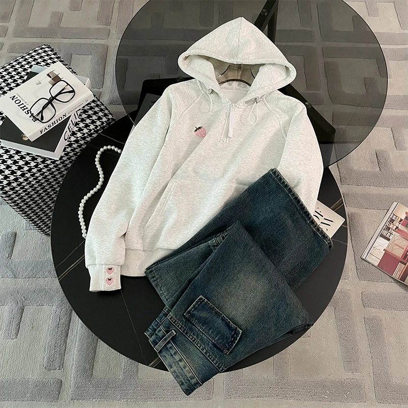 韩版穿搭休闲运动套装女秋显瘦减龄气质灰色草莓卫衣牛仔裤两件套