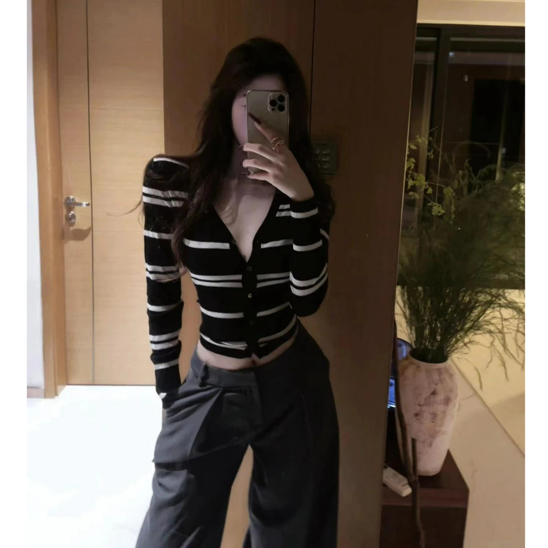 韩系气质女神2024秋季新款时尚V领显瘦条纹开衫上衣搭高腰休闲裤
